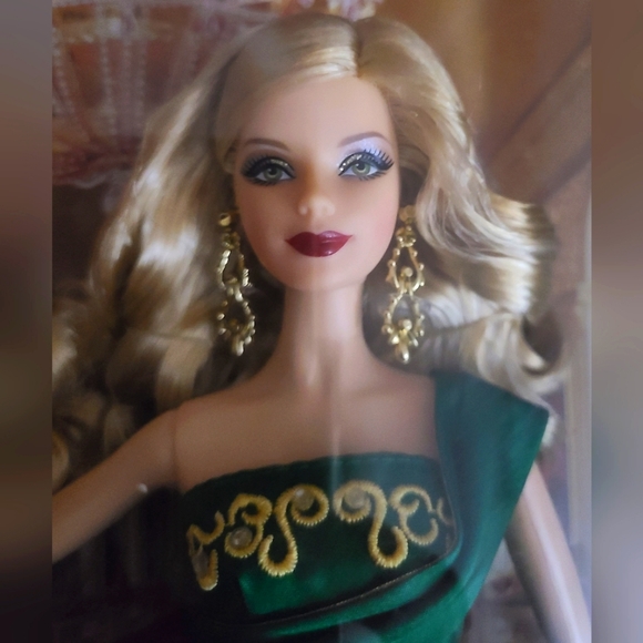 Barbie Collector Holiday Barbie 2011 - Picture 1 of 5